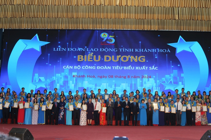 LĐLĐ tỉnh Khánh Hòa nhận Huân chương Độc lập hạng Nhì- Ảnh 6. LĐLĐ tỉnh Khánh Hòa nhận Huân chương Độc lập hạng Nhì- Ảnh 6.