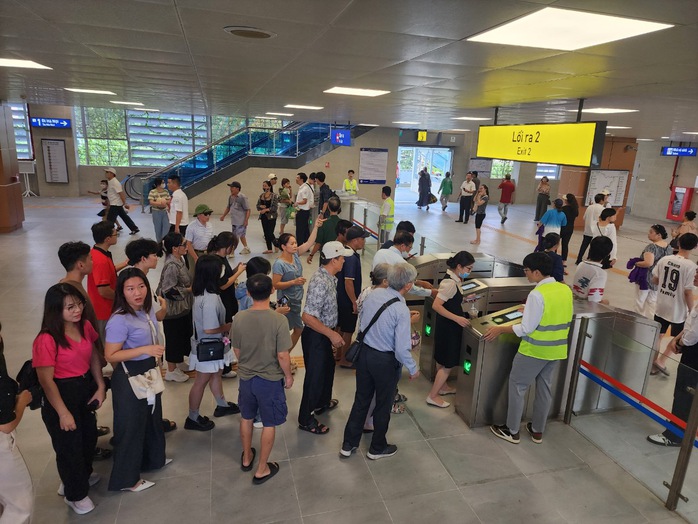 VIDEO: Người dân hào hứng trải nghiệm Metro Nhổn - ga Hà Nội sau 15 năm chờ đợi- Ảnh 4.