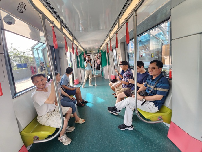 VIDEO: Người dân hào hứng trải nghiệm Metro Nhổn - ga Hà Nội sau 15 năm chờ đợi- Ảnh 10.