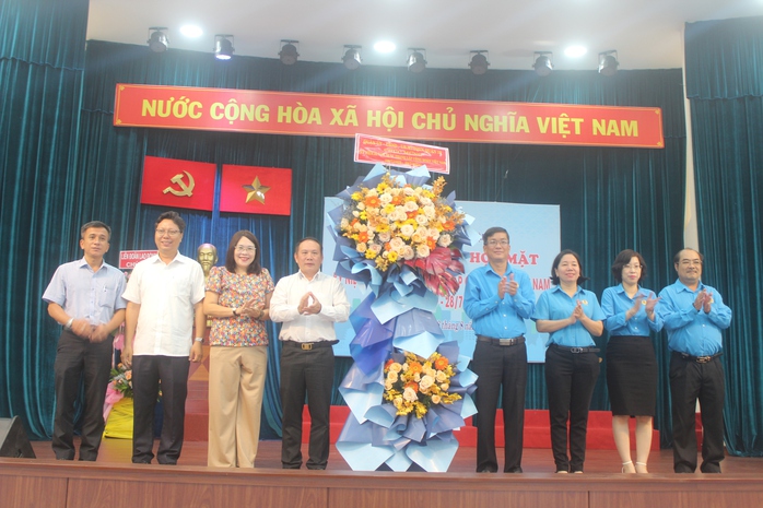 TP HCM: Sôi nổi thi đua mừng Công đoàn Việt Nam 95 tuổi- Ảnh 1. TP HCM: Sôi nổi thi đua mừng Công đoàn Việt Nam 95 tuổi- Ảnh 1.