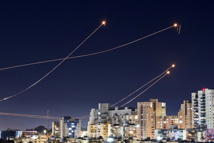 Hệ thống phòng không Vòm sắt (Iron Dome) của Israel chặn rocket phóng từ dải Gaza hồi tháng 1. Ảnh: Reuters Hệ thống phòng không Vòm sắt (Iron Dome) của Israel chặn rocket phóng từ dải Gaza hồi tháng 1. Ảnh: Reuters