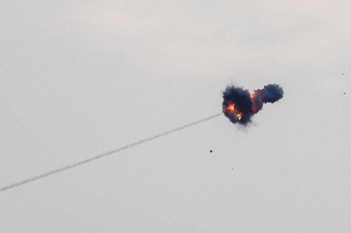 Hệ thống Vòm Sắt của Israel chặn tên lửa phóng từ dải Gaza. Ảnh: Reuters Hệ thống Vòm Sắt của Israel chặn tên lửa phóng từ dải Gaza. Ảnh: Reuters