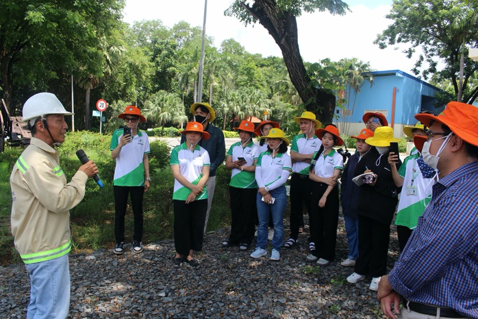 Sinh viên Trường Đại học Tân Tạo tham quan mô hình xử lý rác tại VWS- Ảnh 2. Sinh viên Trường Đại học Tân Tạo tham quan mô hình xử lý rác tại VWS- Ảnh 2.