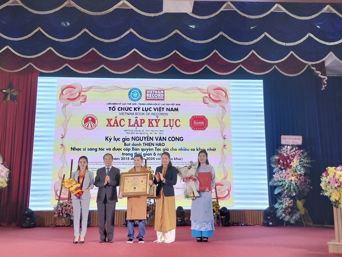 Nhạc sĩ 2 lần nhận Kỷ lục Việt Nam- Ảnh 1. Nhạc sĩ 2 lần nhận Kỷ lục Việt Nam- Ảnh 1.