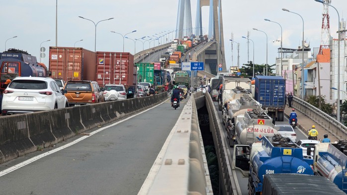 Chùm ảnh hiện trường và kẹt xe gần 3km sau tai nạn liên hoàn trên cầu Phú Mỹ- Ảnh 4. Chùm ảnh hiện trường và kẹt xe gần 3km sau tai nạn liên hoàn trên cầu Phú Mỹ- Ảnh 4.