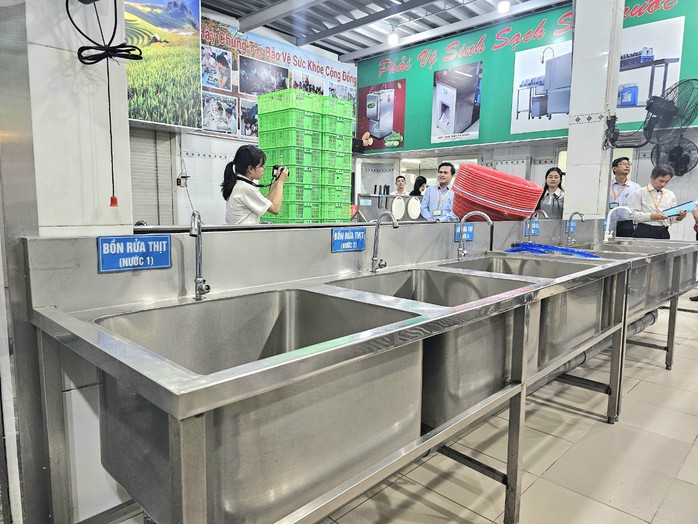Kiểm tra cơ sở sản xuất mỗi ng&agrave;y 40.000 suất ăn- Ảnh 5.