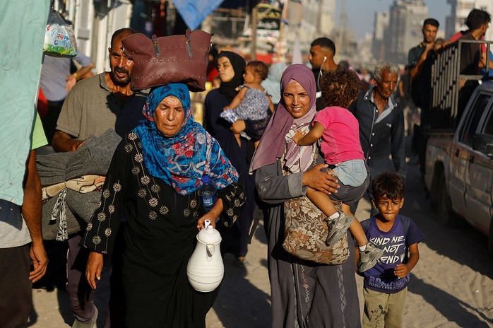 Người dân di tản khỏi khu vực phía Đông TP Khan Younis ở Dải Gaza sau lệnh sơ tán của quân đội Israel hôm 8-8. Ảnh: REUTERS Người dân di tản khỏi khu vực phía Đông TP Khan Younis ở Dải Gaza sau lệnh sơ tán của quân đội Israel hôm 8-8. Ảnh: REUTERS