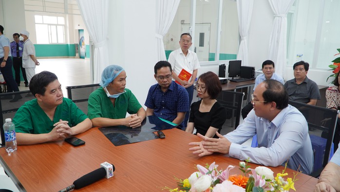 Lãnh đạo TP HCM thăm hỏi nạn nhân vụ gãy nhánh cây trong Công viên Tao Đàn- Ảnh 3. Lãnh đạo TP HCM thăm hỏi nạn nhân vụ gãy nhánh cây trong Công viên Tao Đàn- Ảnh 3.