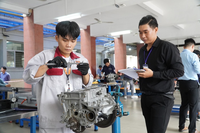 Khắc phục tình trạng "thừa thầy, thiếu thợ"- Ảnh 1. Khắc phục tình trạng "thừa thầy, thiếu thợ"- Ảnh 1.