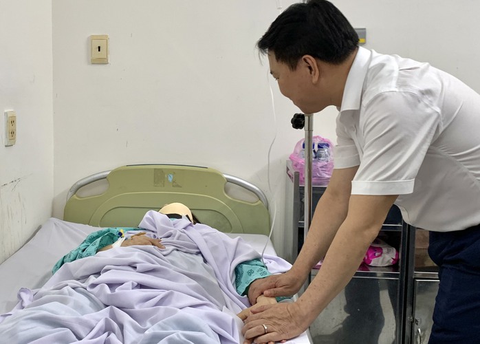 Thăm viếng, hỗ trợ các nạn nhân vụ gãy nhánh cây trong Công viên Tao Đàn- Ảnh 3. Thăm viếng, hỗ trợ các nạn nhân vụ gãy nhánh cây trong Công viên Tao Đàn- Ảnh 3.