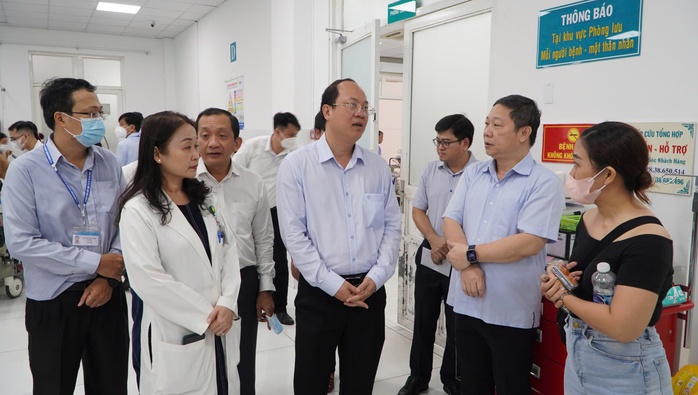 Lãnh đạo TP HCM thăm hỏi nạn nhân vụ gãy nhánh cây trong Công viên Tao Đàn- Ảnh 1. Lãnh đạo TP HCM thăm hỏi nạn nhân vụ gãy nhánh cây trong Công viên Tao Đàn- Ảnh 1.