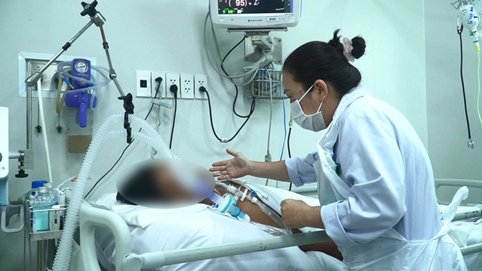 Bệnh nhân ngộ độc botulinum từng được Bệnh viện Chợ Rẫy (TP HCM) cứu chữa. Thuốc hiếm để giải độc trường hợp ngộ độc này phải nhập khẩu và tiêu tốn hàng ngàn USD mỗi lọ Ảnh: NGUYỄN THẠNH Bệnh nhân ngộ độc botulinum từng được Bệnh viện Chợ Rẫy (TP HCM) cứu chữa. Thuốc hiếm để giải độc trường hợp ngộ độc này phải nhập khẩu và tiêu tốn hàng ngàn USD mỗi lọ Ảnh: NGUYỄN THẠNH