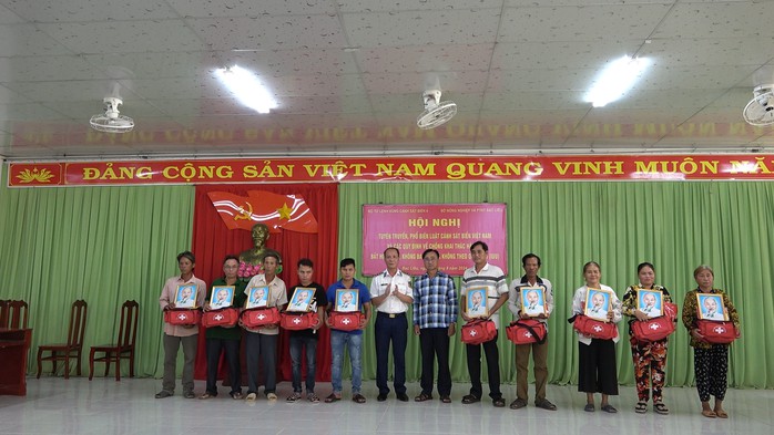 Vùng Cảnh sát biển 4 tuyên truyền pháp luật và trao cờ Tổ quốc tại Bạc Liêu- Ảnh 2. Vùng Cảnh sát biển 4 tuyên truyền pháp luật và trao cờ Tổ quốc tại Bạc Liêu- Ảnh 2.