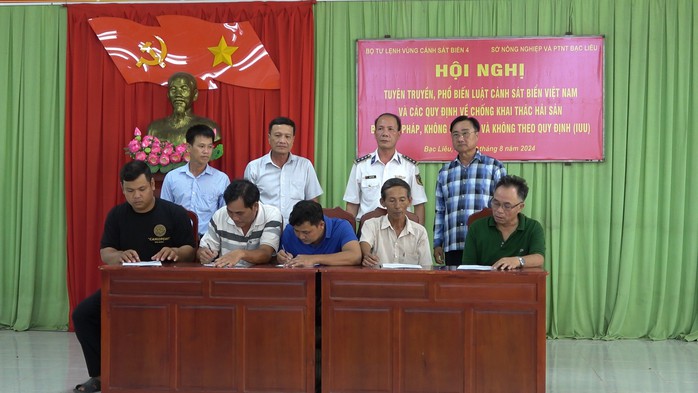 Vùng Cảnh sát biển 4 tuyên truyền pháp luật và trao cờ Tổ quốc tại Bạc Liêu- Ảnh 3. Vùng Cảnh sát biển 4 tuyên truyền pháp luật và trao cờ Tổ quốc tại Bạc Liêu- Ảnh 3.