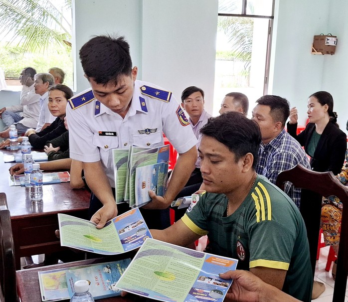 Vùng Cảnh sát biển 4 tuyên truyền pháp luật và trao cờ Tổ quốc tại Bạc Liêu- Ảnh 4. Vùng Cảnh sát biển 4 tuyên truyền pháp luật và trao cờ Tổ quốc tại Bạc Liêu- Ảnh 4.