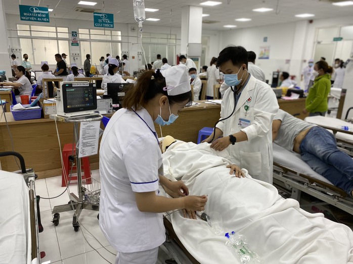 Tình trạng của 3 nạn nhân vụ cây gãy nhánh trong Công viên Tao Đàn ra sao?- Ảnh 2. Tình trạng của 3 nạn nhân vụ cây gãy nhánh trong Công viên Tao Đàn ra sao?- Ảnh 2.