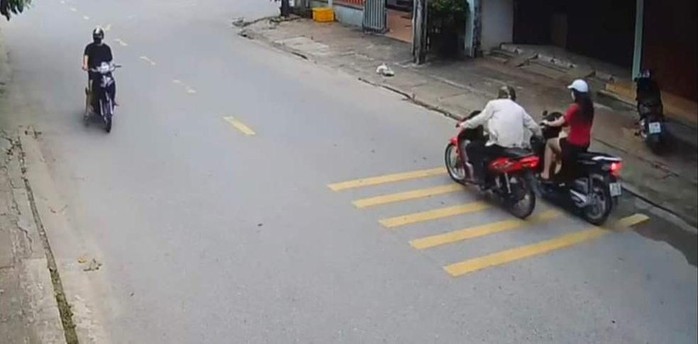 Nam thanh niên cướp điện thoại iPhone của cô gái trẻ giữa ban ngày- Ảnh 1. Nam thanh niên cướp điện thoại iPhone của cô gái trẻ giữa ban ngày- Ảnh 1.