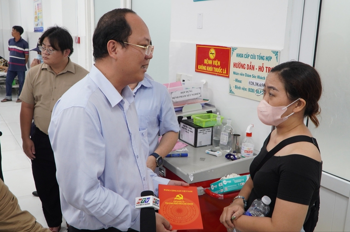 Lãnh đạo TP HCM thăm hỏi nạn nhân vụ gãy nhánh cây trong Công viên Tao Đàn- Ảnh 2. Lãnh đạo TP HCM thăm hỏi nạn nhân vụ gãy nhánh cây trong Công viên Tao Đàn- Ảnh 2.