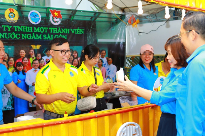 Đa dạng các các hoạt động chào mừng 95 năm thành lập Công đoàn- Ảnh 1. Đa dạng các các hoạt động chào mừng 95 năm thành lập Công đoàn- Ảnh 1.