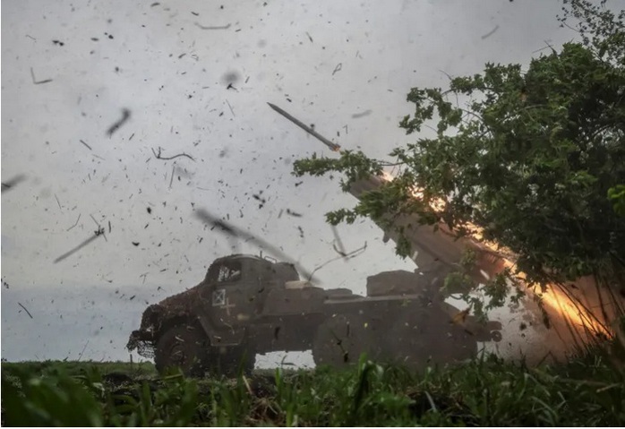 ...và bệ phóng rốc-két đa nòng BM-21 Grad được điều đến Kursk. Ảnh: Reuters ...và bệ phóng rốc-két đa nòng BM-21 Grad được điều đến Kursk. Ảnh: Reuters