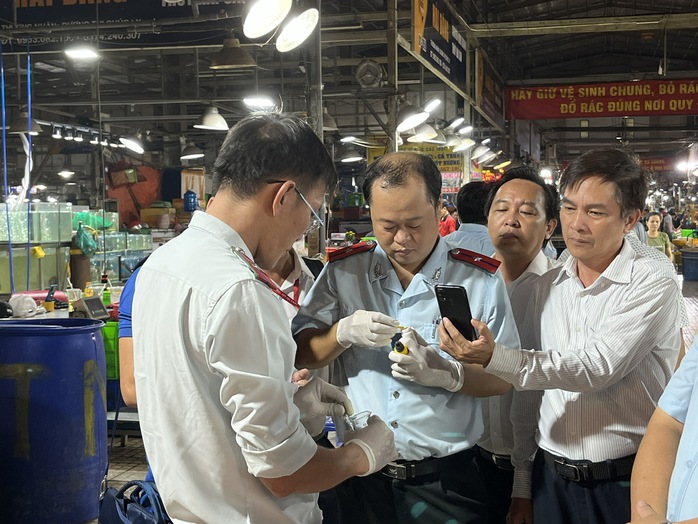 Buôn bán tự phát bên ngoài chợ đầu mối Bình Điền ngày càng nghiêm trọng - Ảnh 5. Buôn bán tự phát bên ngoài chợ đầu mối Bình Điền ngày càng nghiêm trọng - Ảnh 5.
