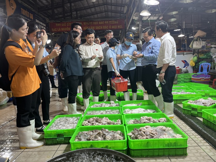 Buôn bán tự phát bên ngoài chợ đầu mối Bình Điền ngày càng nghiêm trọng - Ảnh 4. Buôn bán tự phát bên ngoài chợ đầu mối Bình Điền ngày càng nghiêm trọng - Ảnh 4.