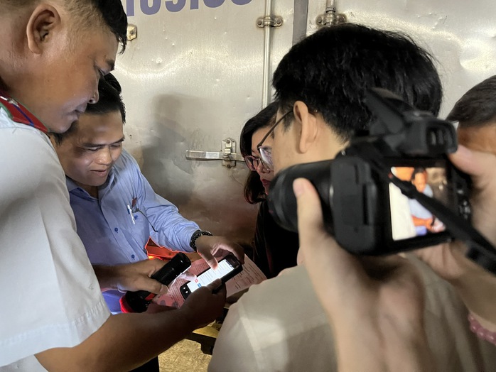 Buôn bán tự phát bên ngoài chợ đầu mối Bình Điền ngày càng nghiêm trọng - Ảnh 6. Buôn bán tự phát bên ngoài chợ đầu mối Bình Điền ngày càng nghiêm trọng - Ảnh 6.