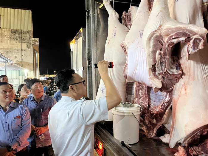 Buôn bán tự phát bên ngoài chợ đầu mối Bình Điền ngày càng nghiêm trọng - Ảnh 8. Buôn bán tự phát bên ngoài chợ đầu mối Bình Điền ngày càng nghiêm trọng - Ảnh 8.