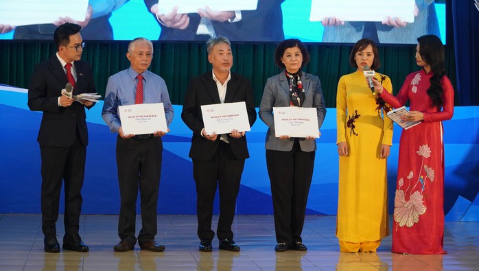 Trao lại hồ sơ “đi B” của 3 nghệ sĩ nổi tiếng cho gia đình- Ảnh 2. Trao lại hồ sơ “đi B” của 3 nghệ sĩ nổi tiếng cho gia đình- Ảnh 2.