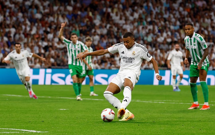 Kylian Mbappe nhẹ nhõm sau cú đúp giúp Real Madrid thắng Betis 2-0- Ảnh 2. Kylian Mbappe nhẹ nhõm sau cú đúp giúp Real Madrid thắng Betis 2-0- Ảnh 2.