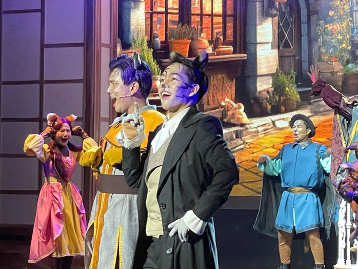 Một cảnh trong vở nhạc kịch “Zorba - Chú mèo thám tử” Một cảnh trong vở nhạc kịch “Zorba - Chú mèo thám tử”