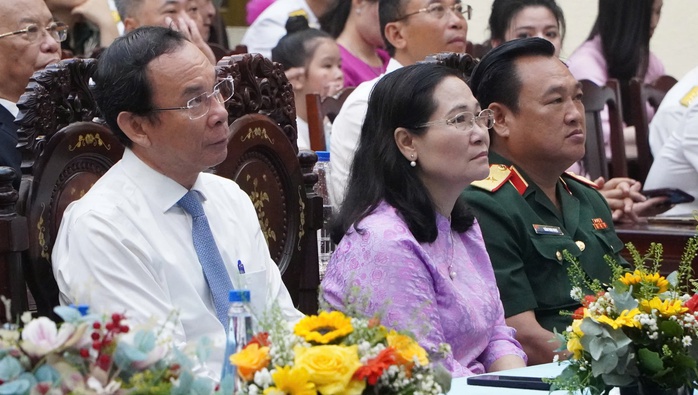 Trao lại hồ sơ “đi B” của 3 nghệ sĩ nổi tiếng cho gia đình- Ảnh 1. Trao lại hồ sơ “đi B” của 3 nghệ sĩ nổi tiếng cho gia đình- Ảnh 1.