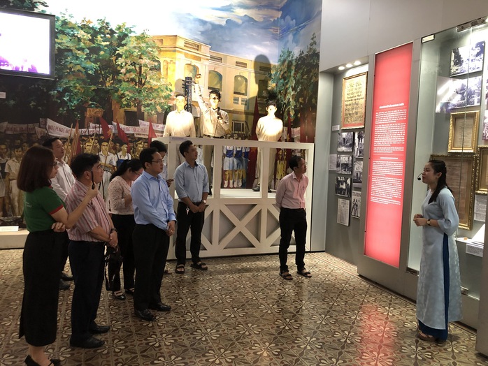 Đảng viên Chi bộ 2, Đảng bộ Cơ quan Ủy ban MTTQ TP HCM tìm hiểu về sự kiện ngày 2-9-1945 diễn ra tại Sài GònẢnh: THIỆN AN Đảng viên Chi bộ 2, Đảng bộ Cơ quan Ủy ban MTTQ TP HCM tìm hiểu về sự kiện ngày 2-9-1945 diễn ra tại Sài GònẢnh: THIỆN AN