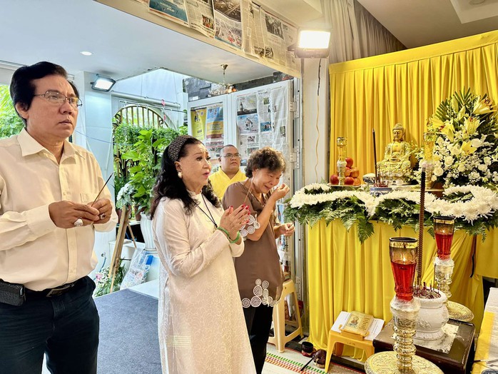 Kỳ nữ Kim Cương khóc nghẹn tiễn biệt thêm một anh kép của "Kịch Kim Cương"- Ảnh 1. Kỳ nữ Kim Cương khóc nghẹn tiễn biệt thêm một anh kép của "Kịch Kim Cương"- Ảnh 1.