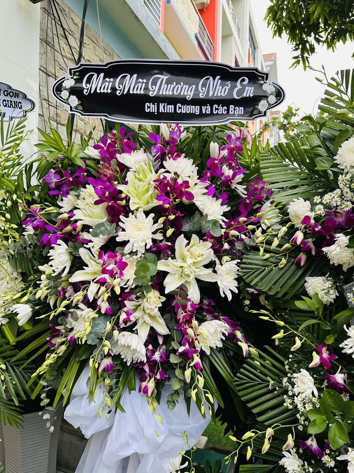 Kỳ nữ Kim Cương khóc nghẹn tiễn biệt thêm một anh kép của "Kịch Kim Cương"- Ảnh 4. Kỳ nữ Kim Cương khóc nghẹn tiễn biệt thêm một anh kép của "Kịch Kim Cương"- Ảnh 4.