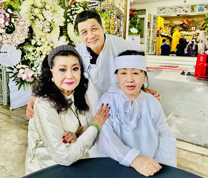 Kỳ nữ Kim Cương khóc nghẹn tiễn biệt thêm một anh kép của "Kịch Kim Cương"- Ảnh 2. Kỳ nữ Kim Cương khóc nghẹn tiễn biệt thêm một anh kép của "Kịch Kim Cương"- Ảnh 2.