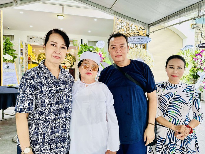Kỳ nữ Kim Cương khóc nghẹn tiễn biệt thêm một anh kép của "Kịch Kim Cương"- Ảnh 3. Kỳ nữ Kim Cương khóc nghẹn tiễn biệt thêm một anh kép của "Kịch Kim Cương"- Ảnh 3.