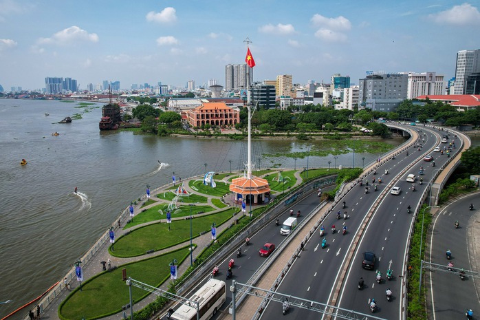 Nhờ điều hành linh hoạt, 6 tháng đầu năm 2024, TP HCM ghi nhận tăng trưởng GRDP ước đạt 6,46% - mức tăng 6 tháng đầu năm cao nhất trong 3 năm trở lại đâyẢnh: HOÀNG TRIỀU Nhờ điều hành linh hoạt, 6 tháng đầu năm 2024, TP HCM ghi nhận tăng trưởng GRDP ước đạt 6,46% - mức tăng 6 tháng đầu năm cao nhất trong 3 năm trở lại đâyẢnh: HOÀNG TRIỀU