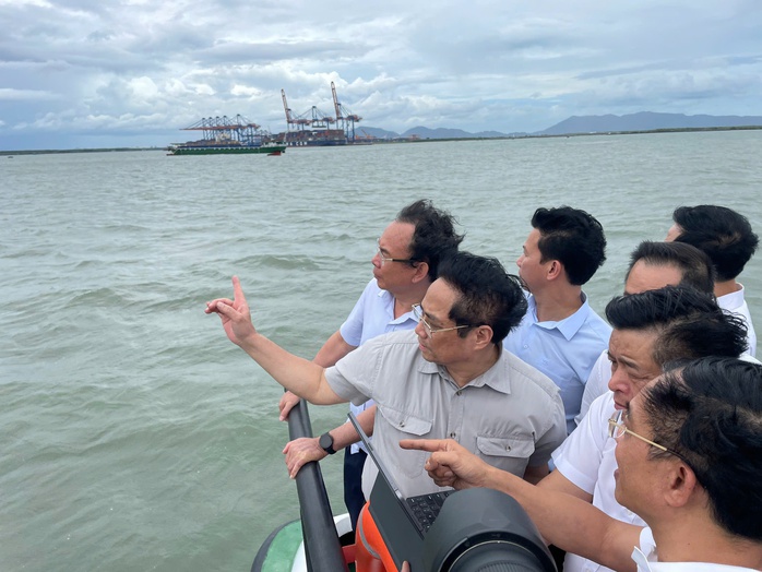 Thủ tướng Phạm Minh Chính cùng đoàn công tác và lãnh đạo TP HCM khảo sát vị trí dự kiến xây dựng cảng trung chuyển quốc tế Cần Giờ (huyện Cần Giờ, TP HCM) Ảnh: NGUYỄN PHAN Thủ tướng Phạm Minh Chính cùng đoàn công tác và lãnh đạo TP HCM khảo sát vị trí dự kiến xây dựng cảng trung chuyển quốc tế Cần Giờ (huyện Cần Giờ, TP HCM) Ảnh: NGUYỄN PHAN