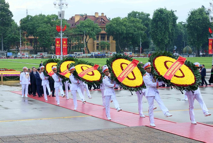 Sáng 30-8, các đồng chí lãnh đạo, nguyên lãnh đạo Đảng, Nhà nước vào Lăng viếng Chủ tịch Hồ Chí Minh. Ảnh: TTXVN Sáng 30-8, các đồng chí lãnh đạo, nguyên lãnh đạo Đảng, Nhà nước vào Lăng viếng Chủ tịch Hồ Chí Minh. Ảnh: TTXVN