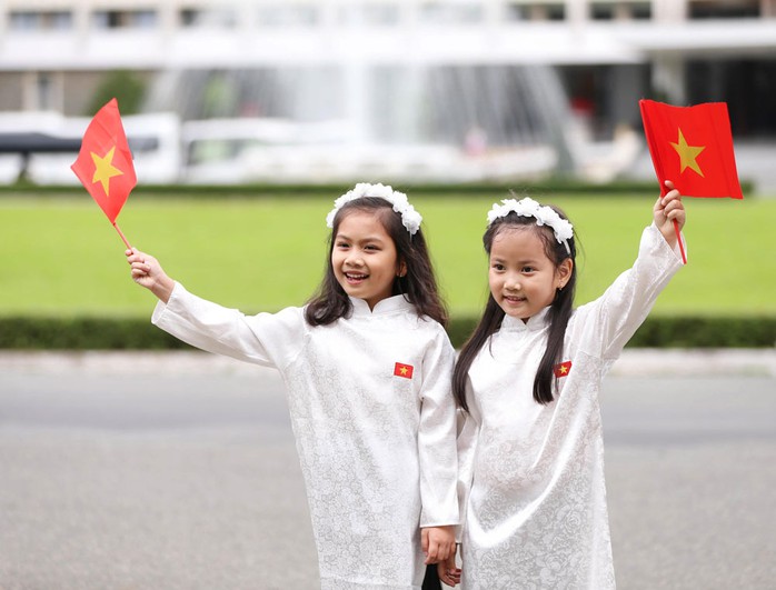 Các em bé háo hức đi chơi lễ 2-9 ở khu vực quận 1, TP HCM. Ảnh: HOÀNG TRIỀU Các em bé háo hức đi chơi lễ 2-9 ở khu vực quận 1, TP HCM. Ảnh: HOÀNG TRIỀU