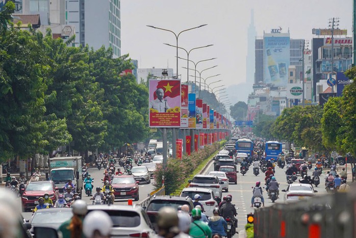 Đường phố TP HCM trong những ngày lễ lớn của đất nước. Ảnh: HOÀNG TRIỀU Đường phố TP HCM trong những ngày lễ lớn của đất nước. Ảnh: HOÀNG TRIỀU