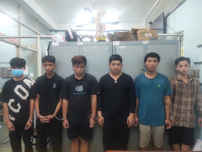 Bắt kẻ mướn giang hồ tạt sơn cửa hàng tại TP HCM- Ảnh 1. Bắt kẻ mướn giang hồ tạt sơn cửa hàng tại TP HCM- Ảnh 1.