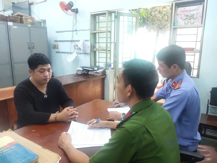 Bắt kẻ mướn giang hồ tạt sơn cửa hàng tại TP HCM- Ảnh 2. Bắt kẻ mướn giang hồ tạt sơn cửa hàng tại TP HCM- Ảnh 2.