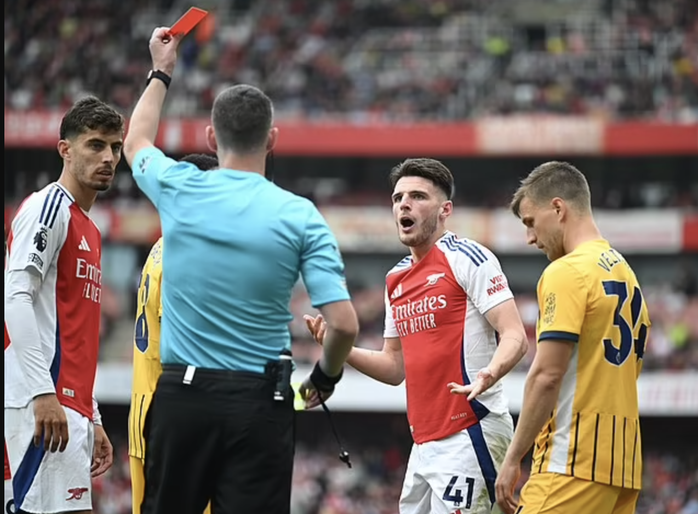 Declan Rice xin lỗi về tấm thẻ đỏ suýt khiến Arsenal phải trả giá- Ảnh 2. Declan Rice xin lỗi về tấm thẻ đỏ suýt khiến Arsenal phải trả giá- Ảnh 2.