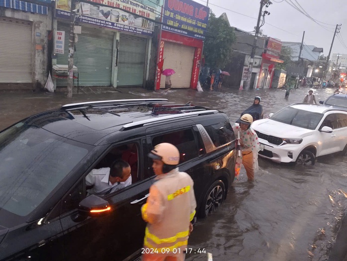 Mưa lớn ở TP HCM, cảnh sát giao thông lội nước cùng tài xế đẩy ô tô chết máy - Ảnh 2. Mưa lớn ở TP HCM, cảnh sát giao thông lội nước cùng tài xế đẩy ô tô chết máy - Ảnh 2.