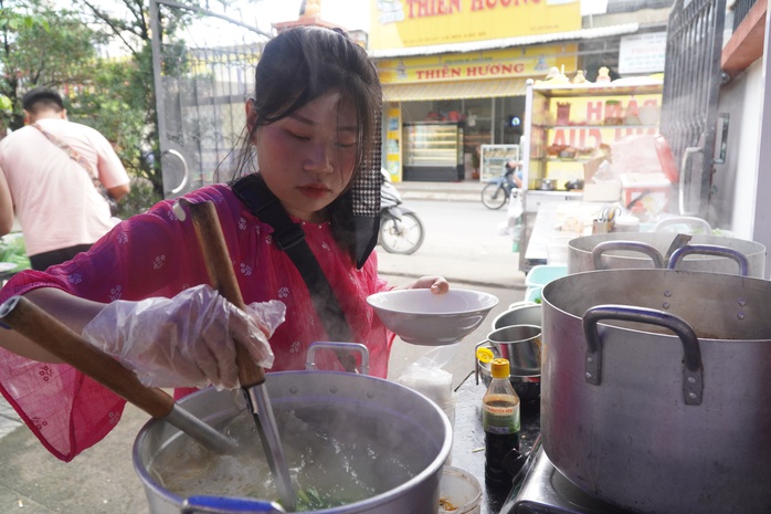 Cô gái GenZ mở quán ăn "bất ổn" để cảm ơn cha mẹ- Ảnh 2. Cô gái GenZ mở quán ăn "bất ổn" để cảm ơn cha mẹ- Ảnh 2.