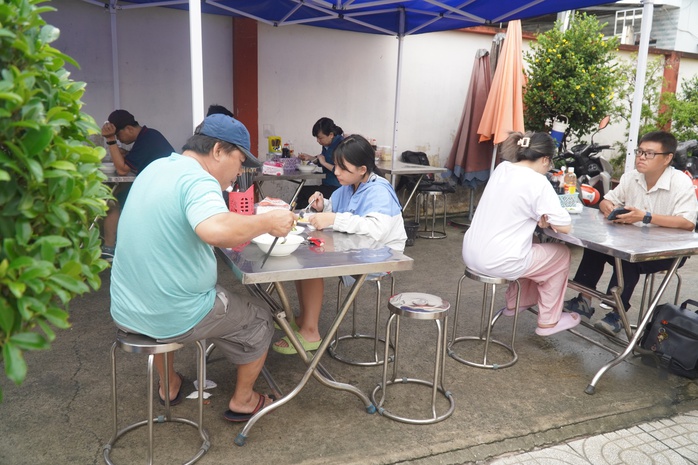 Cô gái GenZ mở quán ăn "bất ổn" để cảm ơn cha mẹ- Ảnh 6. Cô gái GenZ mở quán ăn "bất ổn" để cảm ơn cha mẹ- Ảnh 6.