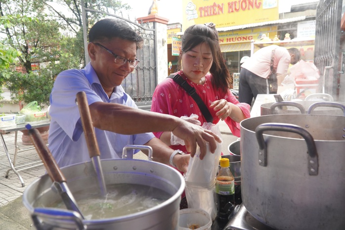 Cô gái GenZ mở quán ăn "bất ổn" để cảm ơn cha mẹ- Ảnh 9. Cô gái GenZ mở quán ăn "bất ổn" để cảm ơn cha mẹ- Ảnh 9.