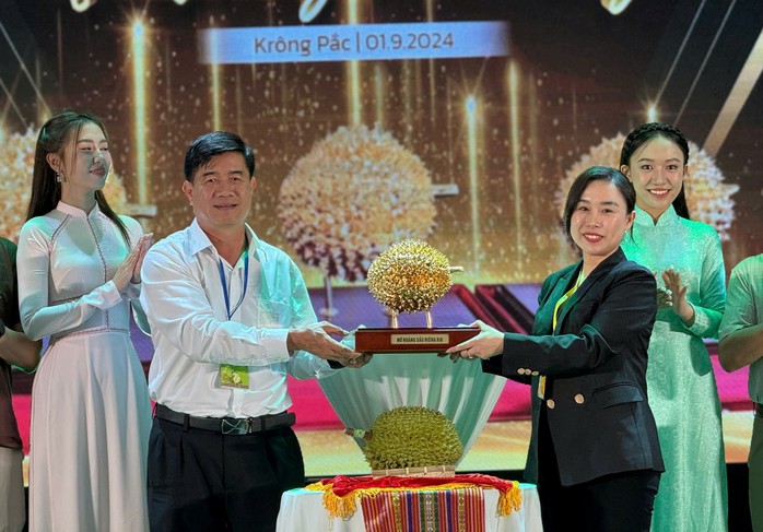 Ba trái sầu riêng giá hơn 2,5 tỉ đồng- Ảnh 2. Ba trái sầu riêng giá hơn 2,5 tỉ đồng- Ảnh 2.
